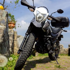 Alquiler+moto+medellin+deportiva+AKT+TTR+180-6